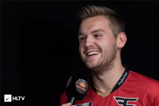 开玩笑的！ GALA Comet EZ 疯狂击杀蝙蝠 JIEJIE ，用致命的剪刀脚 Invictus Gaming 扫除 FunPlus Phoenix 。